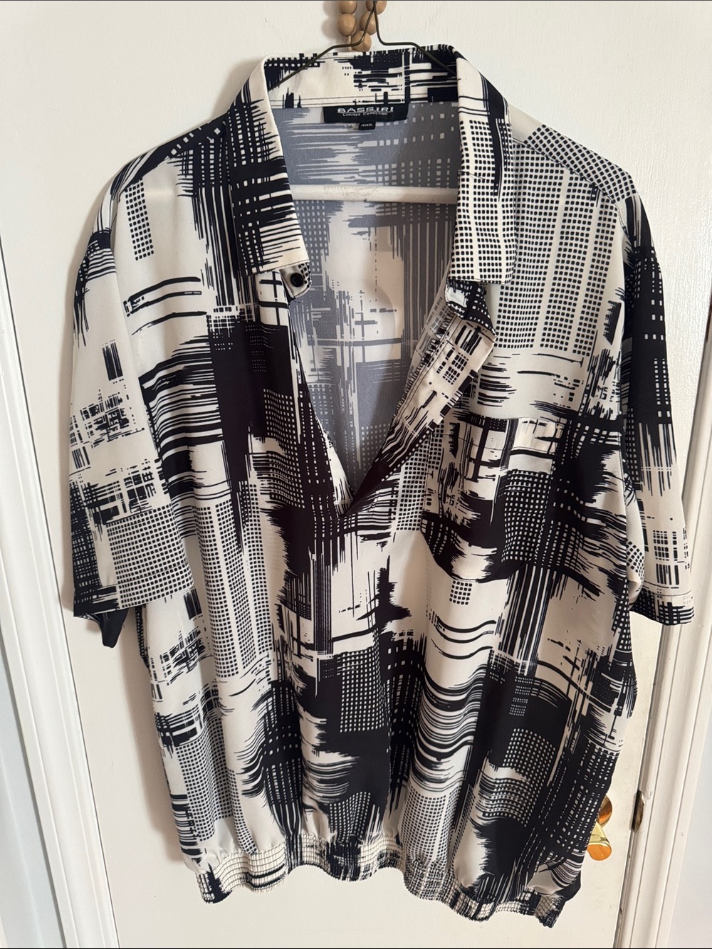 Bassiri Black and White Graphic Short Sleeve Button-Up Shirt
